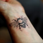 Фото тату мохнатый полосатый шмель 03.01.2021 №515 -bumblebee tattoo- tatufoto.com