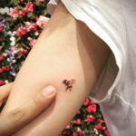 Фото тату мохнатый полосатый шмель 03.01.2021 №517 -bumblebee tattoo- tatufoto.com