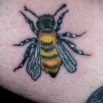 Фото тату мохнатый полосатый шмель 03.01.2021 №518 -bumblebee tattoo- tatufoto.com
