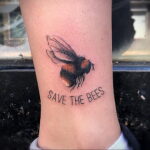 Фото тату мохнатый полосатый шмель 03.01.2021 №524 -bumblebee tattoo- tatufoto.com