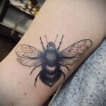 Фото тату мохнатый полосатый шмель 03.01.2021 №525 -bumblebee tattoo- tatufoto.com