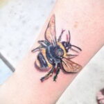 Фото тату мохнатый полосатый шмель 03.01.2021 №526 -bumblebee tattoo- tatufoto.com