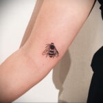 Фото тату мохнатый полосатый шмель 03.01.2021 №532 -bumblebee tattoo- tatufoto.com