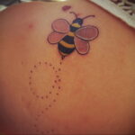 Фото тату мохнатый полосатый шмель 03.01.2021 №542 -bumblebee tattoo- tatufoto.com