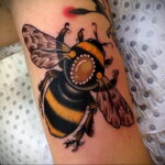 Фото тату мохнатый полосатый шмель 03.01.2021 №546 -bumblebee tattoo- tatufoto.com