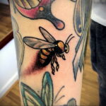 Фото тату мохнатый полосатый шмель 03.01.2021 №551 -bumblebee tattoo- tatufoto.com