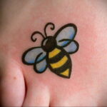 Фото тату мохнатый полосатый шмель 03.01.2021 №553 -bumblebee tattoo- tatufoto.com