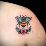 Фото тату мохнатый полосатый шмель 03.01.2021 №558 -bumblebee tattoo- tatufoto.com