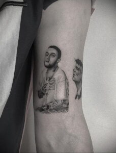 Черно-белое фото татуировки на боку с изображением двух портретов Mac Miller в разных ракурсах.