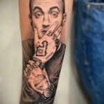 Черно-белое фото тату на предплечье с реалистичным портретом Mac Miller, с татуировками на пальцах, кольцами и логотипом Pittsburgh Pirates.