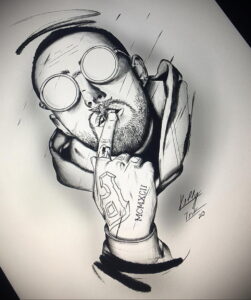 Детализированная черно-серая татуировка портрета Mac Miller с поднятым пальцем и подписью "Lilly Ink 20".
