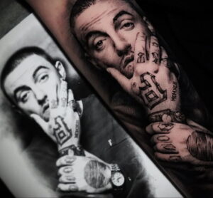 Фото тату: два портрета Mac Miller, один в реалистичном стиле, другой - стилизованный, с изображением микрофона и часов. Рисунок татуировки на руке.