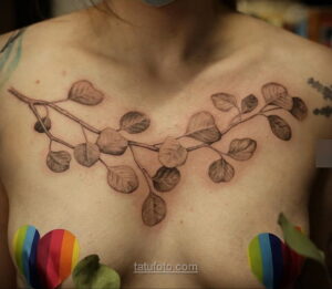 Фото тату: изящная ветвь с листьями, выполненная в технике blackwork, расположена на груди. Идеальный эскиз тату для ценителей минимализма и природы.