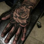 Фото тату роза на руке 25.01.2021 №0012 - rose tattoo on hand - tatufoto.com