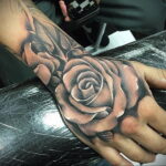 Фото тату роза на руке 25.01.2021 №0014 - rose tattoo on hand - tatufoto.com