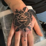Фото тату роза на руке 25.01.2021 №0024 - rose tattoo on hand - tatufoto.com