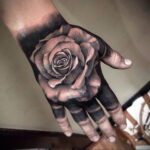 Фото тату роза на руке 25.01.2021 №0043 - rose tattoo on hand - tatufoto.com