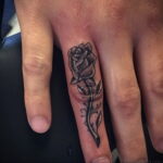 Фото тату роза на руке 25.01.2021 №0075 - rose tattoo on hand - tatufoto.com