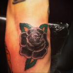 Фото тату с черной розой 25.01.2021 №0020 - black rose tattoo - tatufoto.com
