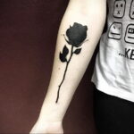 Фото тату с черной розой 25.01.2021 №0028 - black rose tattoo - tatufoto.com