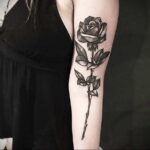 Фото тату с черной розой 25.01.2021 №0032 - black rose tattoo - tatufoto.com