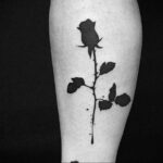 Фото тату с черной розой 25.01.2021 №0033 - black rose tattoo - tatufoto.com