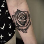 Фото тату с черной розой 25.01.2021 №0066 - black rose tattoo - tatufoto.com