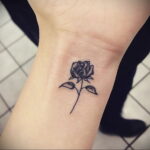 Фото тату с черной розой 25.01.2021 №0073 - black rose tattoo - tatufoto.com