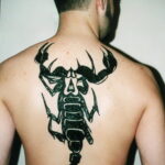 Фото тату скорпион на спине 16.01.2021 №0040 -scorpion back tattoo- tatufoto.com