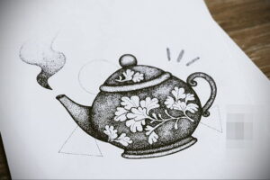 Черно-белый эскиз татуировки: чайник, выполненный в технике pointillism, с точками и штрихами, создающими объем и текстуру.