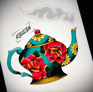 Фото эскиза тату: рисунок чайника, украшенного красными розами и желтыми цветами, выполненный в стиле олд скул с использованием четких контуров.