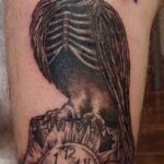 Фото тату часы и ворон 19.01.2021 №0014 -crow clock tattoo-tatufoto.com