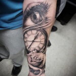 Фото тату часы и глаз 19.01.2021 №0021 -eye tattoo clock-tatufoto.com