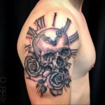 Фото тату часы на плече 19.01.2021 №0009 -clock tattoo on shoulder-tatufoto.com