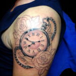 Фото тату часы на плече 19.01.2021 №0039 -clock tattoo on shoulder-tatufoto.com