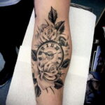 Фото тату часы на предплечье 19.01.2021 №0072 -forearm clock tattoo-tatufoto.com