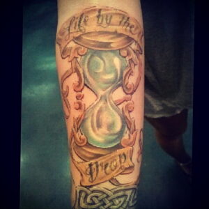 Фото тату часы песочные 19.01.2021 №0072 -hourglass tattoo-tatufoto.com