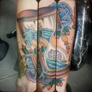 Фото тату часы песочные 19.01.2021 №0075 -hourglass tattoo-tatufoto.com