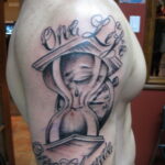 Фото тату часы песочные 19.01.2021 №0081 -hourglass tattoo-tatufoto.com