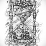 Черно-белое фото тату с изображением песочных часов, наполненных игральными костями и шахматными фигурами. Детализированный рисунок татуировки.