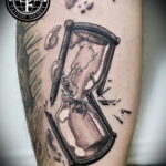Фото тату часы песочные 19.01.2021 №0158 -hourglass tattoo-tatufoto.com