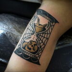 Фото тату часы песочные 19.01.2021 №0198 -hourglass tattoo-tatufoto.com