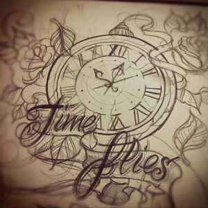 Эскиз татуировки с изображением часов и надписью 'Time Flies'. Символичное изображение быстротечности времени в черно-белом исполнении.