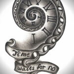 Фото тату: спираль, образованная часами с римскими цифрами, с надписью 'Time waits for no man'. Черно-белый рисунок татуировки.