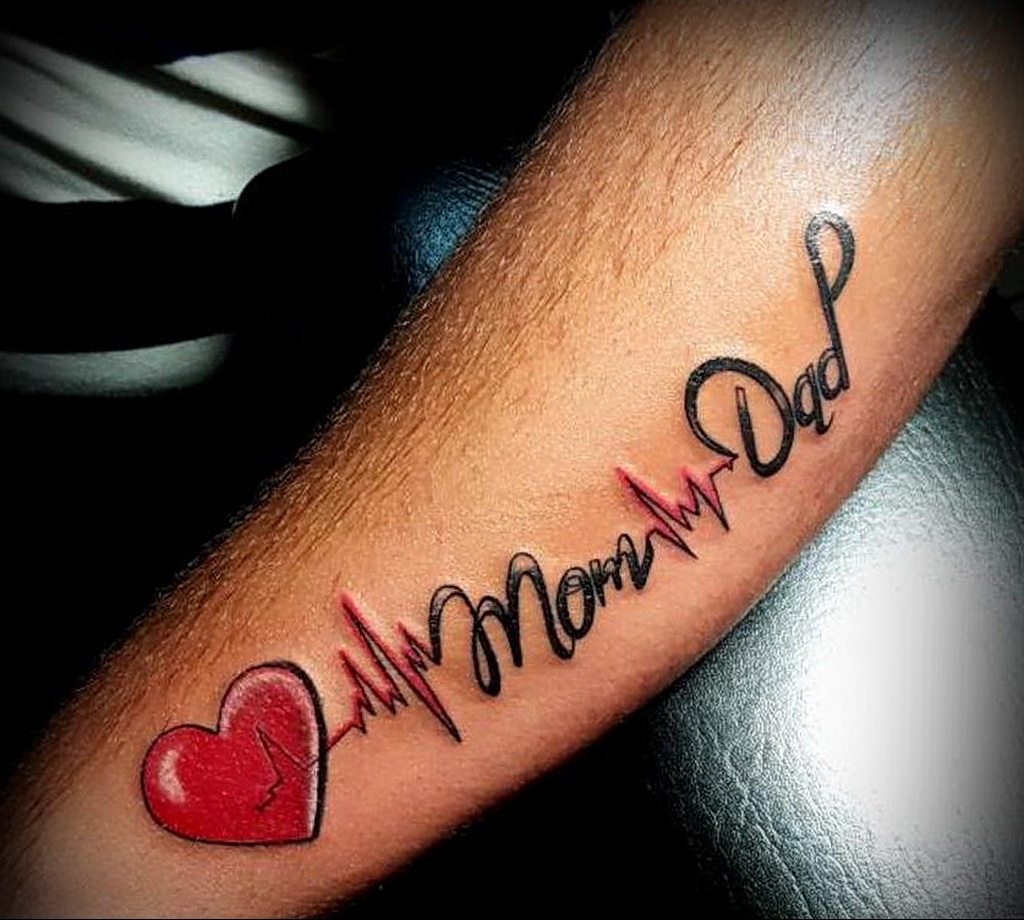 Мама тата папа. Тату мама и папа. Татуировки со словом мама. Татуировка я люблю маму. Татуировка папа надпись.
