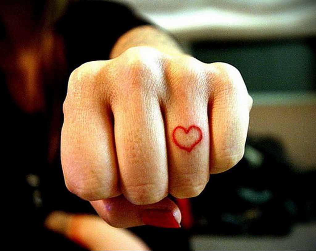 Фото тату сердце на пальце 04.02.2021 № 0058 - heart tattoo on finger - tat...