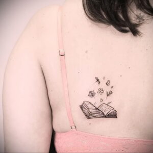 Фото Книги в женской тату 27.02.2021 №001 - Books in a woman's tattoo - tatufoto.com