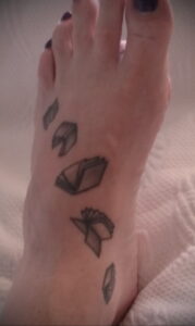 Фото Книги в женской тату 27.02.2021 №002 - Books in a woman's tattoo - tatufoto.com