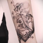 Фото Книги в женской тату 27.02.2021 №008 - Books in a woman's tattoo - tatufoto.com