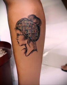 Фото тату на предплечье: девушка в профиль, волосы превращены в книжные полки с книгами и лестницей.